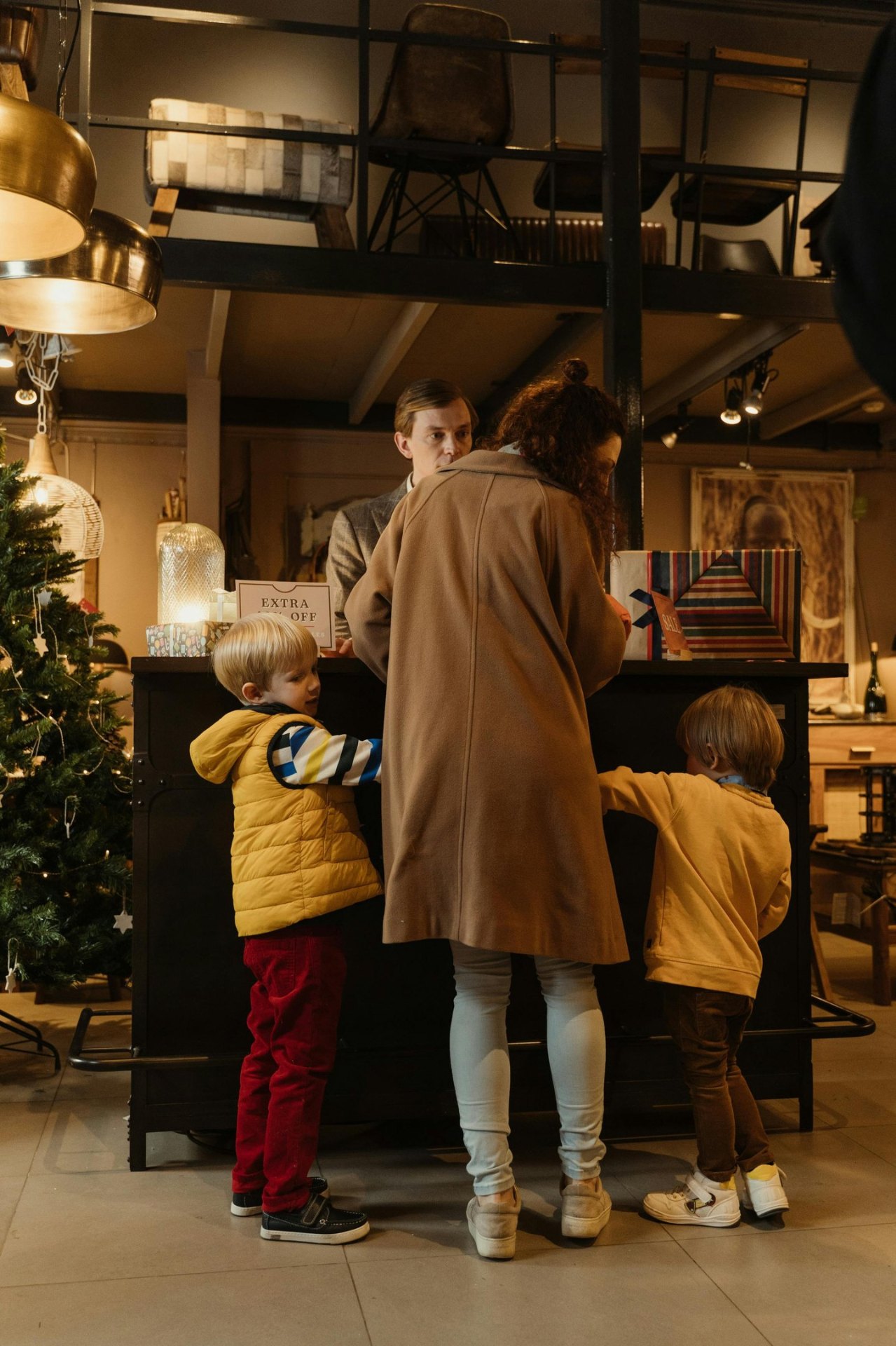 Familj i en lokal butik